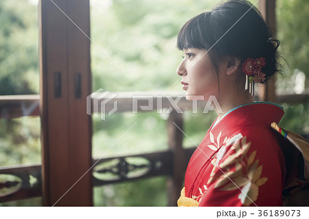 窓辺にいる着物の女性 36189073