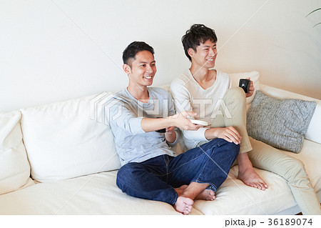 リビングでくつろぐ男性たち 36189074