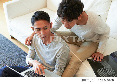 リビングでくつろぐ男性たち リビングでくつろぐ男性たち 36189076