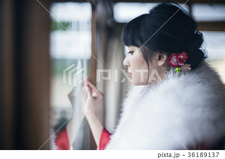 窓辺にいる着物の女性 窓辺にいる着物の女性 36189137