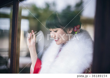 窓辺にいる着物の女性 36189154