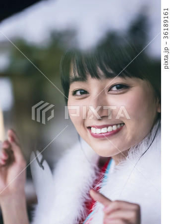 窓辺にいる着物の女性 36189161