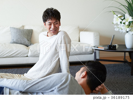 リビングでくつろぐ男性たち 36189175
