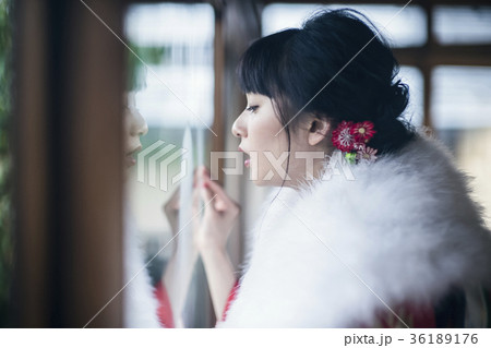 窓辺にいる着物の女性 36189176