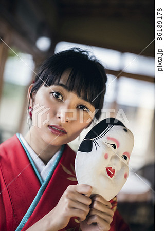 お面を持つ着物の女性 36189178