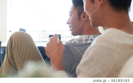 リビングでくつろぐ男性たち リビングでくつろぐ男性たち 36189183