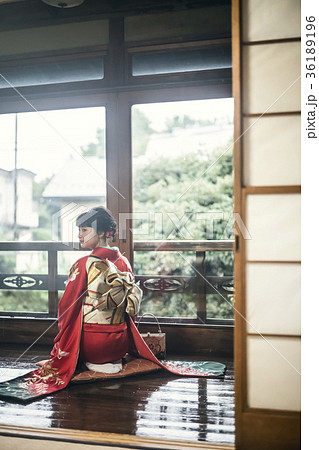 窓辺にいる着物の女性 36189196