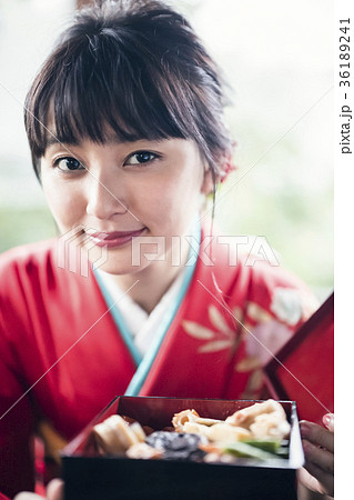 おせちを持つ着物の女性 おせちを持つ着物の女性 36189241