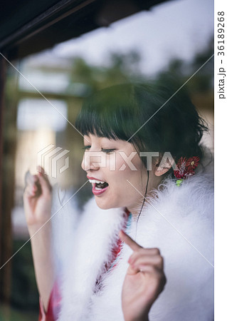 窓辺にいる着物の女性 窓辺にいる着物の女性 36189268