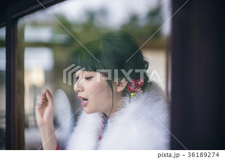 窓辺にいる着物の女性 窓辺にいる着物の女性 36189274
