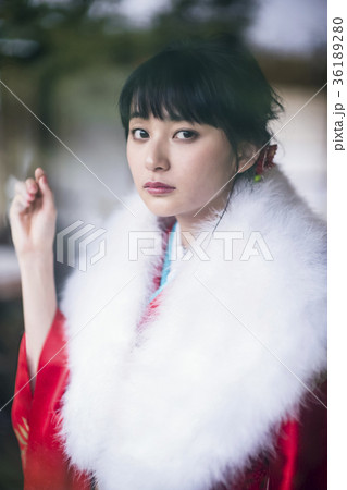 窓辺にいる着物の女性 窓辺にいる着物の女性 36189280