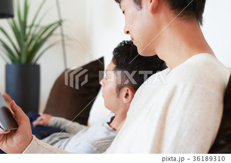 リビングでくつろぐ男性たち リビングでくつろぐ男性たち 36189310