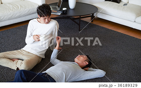 リビングでくつろぐ男性たち 36189329