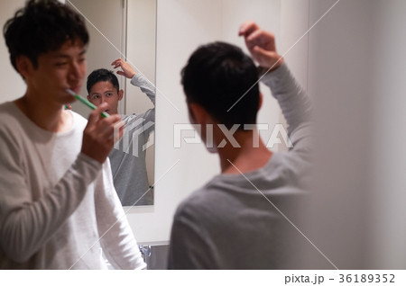 洗面所にいる男性たち 36189352