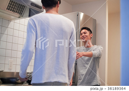 キッチンにいる男性たち 36189364