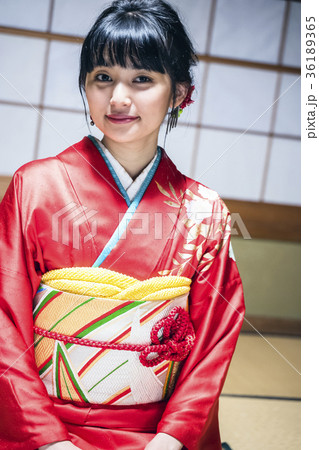 和室にいる着物の女性 36189365