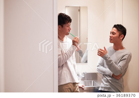 洗面所にいる男性たち 洗面所にいる男性たち 36189370