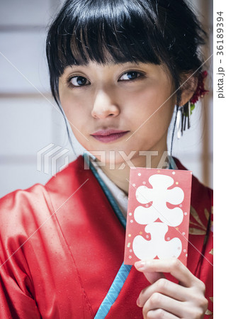 お年玉を持つ着物の女性 お年玉を持つ着物の女性 36189394