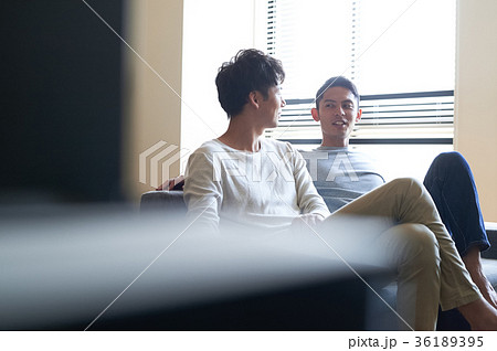 リビングでくつろぐ男性たち リビングでくつろぐ男性たち 36189395