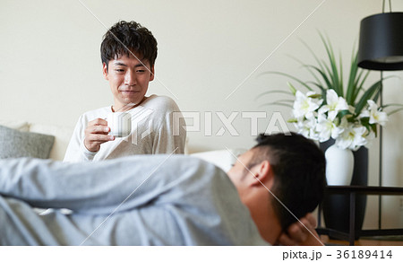 リビングでくつろぐ男性たち 36189414