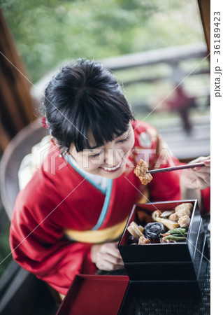 おせちを食べる着物の女性 36189423
