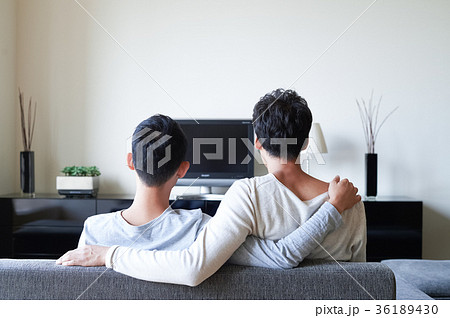 リビングでくつろぐ男性たち 36189430