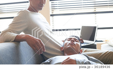 リビングでくつろぐ男性たち リビングでくつろぐ男性たち 36189436