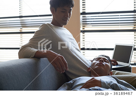 リビングでくつろぐ男性たち 36189467