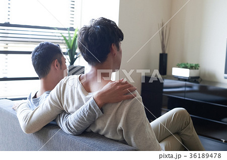 リビングでくつろぐ男性たち リビングでくつろぐ男性たち 36189478