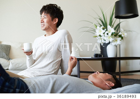 リビングでくつろぐ男性たち リビングでくつろぐ男性たち 36189493