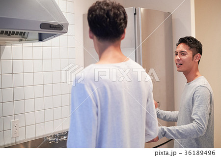キッチンにいる男性たち キッチンにいる男性たち 36189496