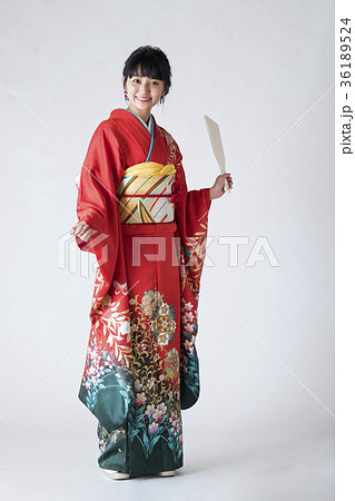 羽子板を持つ着物の女性の写真素材