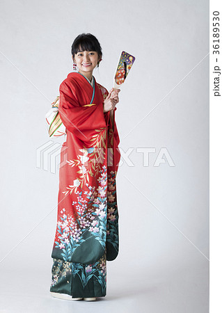 羽子板を持つ着物の女性 36189530