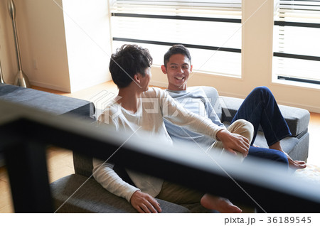 リビングでくつろぐ男性たち 36189545
