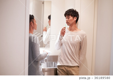 洗面所にいる男性たち 36189580