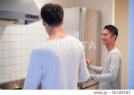 キッチンにいる男性たち 36189585