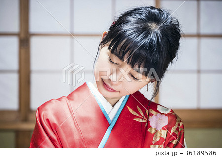 和室にいる着物の女性 36189586