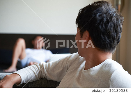 ベッドでくつろぐ男性たち ベッドでくつろぐ男性たち 36189588