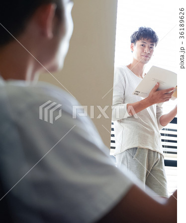 リビングでくつろぐ男性たち リビングでくつろぐ男性たち 36189626