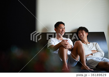 ベッドでくつろぐ男性たち 36189629