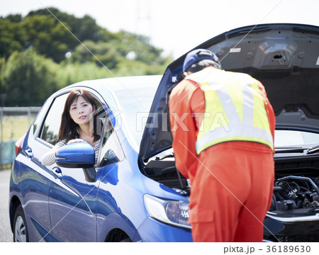 ロードサービスを呼ぶドライバー 36189630