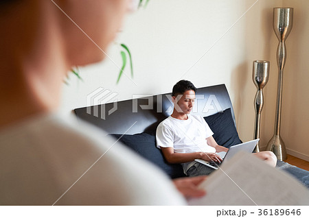 ベッドでくつろぐ男性たち 36189646