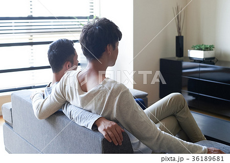 リビングでくつろぐ男性たち 36189681