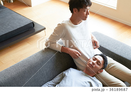 リビングでくつろぐ男性たち 36189687