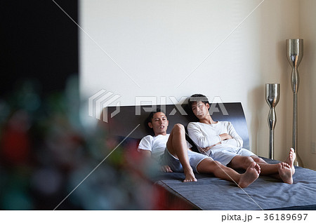 ベッドでくつろぐ男性たち 36189697