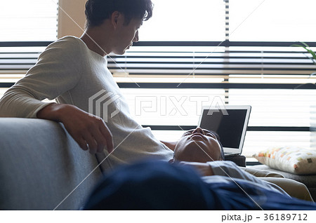 リビングでくつろぐ男性たち リビングでくつろぐ男性たち 36189712