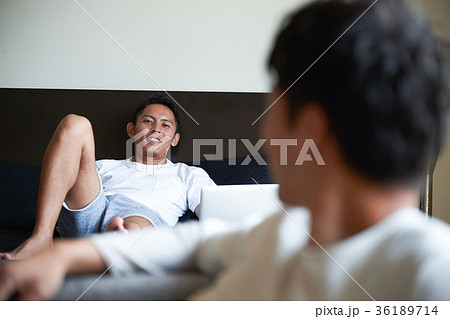 ベッドでくつろぐ男性たち ベッドでくつろぐ男性たち 36189714