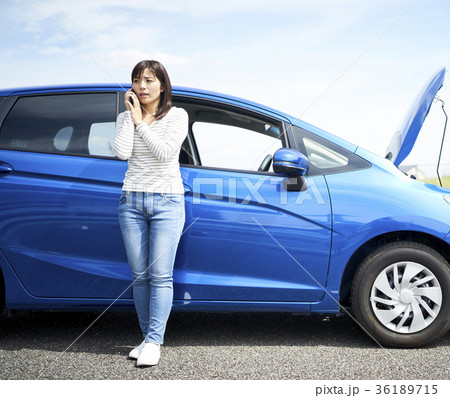 ロードサービスを呼ぶドライバー 36189715