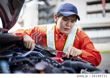 ロードサービスの男性 36189732