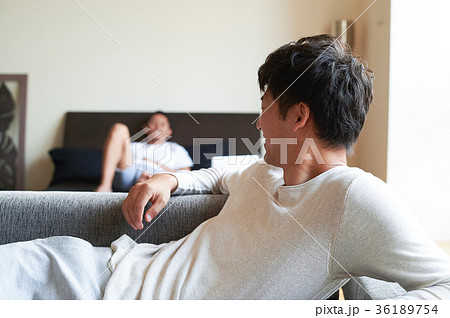 ベッドでくつろぐ男性たち ベッドでくつろぐ男性たち 36189754